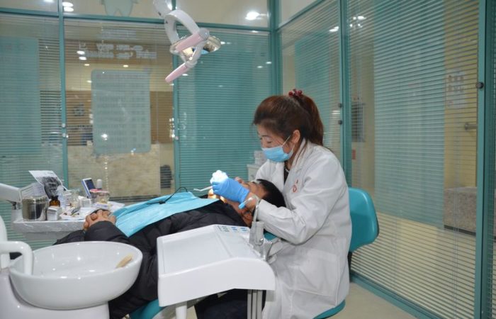 Стоматолог Настя с пациентом