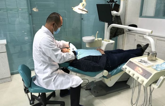 Стоматологи Ань Хай Лун с пациентом 2
